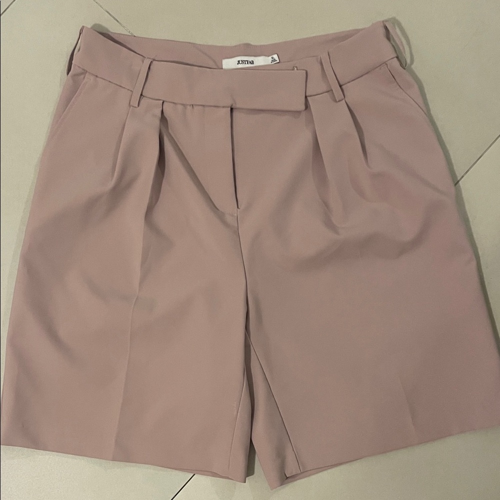 Women's Mauve/Lavender Pleated Business Bermuda Shorts
